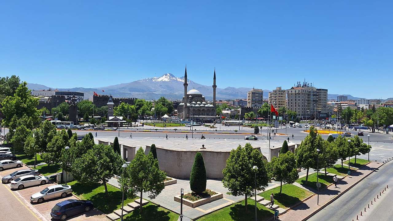 Kayseri Havalimanı Araç Kiralama Yaz Tatilinde Kayseri: Kontak Oto Kiralama ile Özgürlüğü Keşfedin!