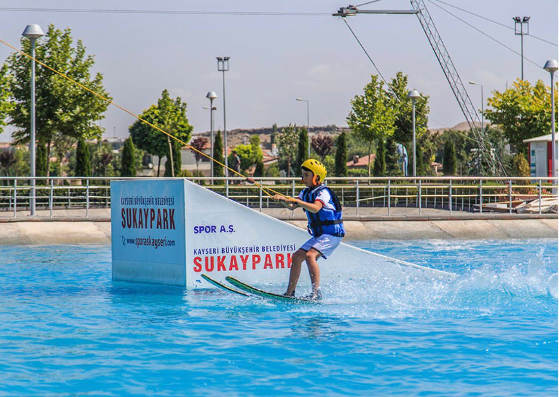 Kayseri Sukaypark’ta Su Kayağı Heyecanı: Kontak Oto Kiralama ile Konforlu Ulaşım