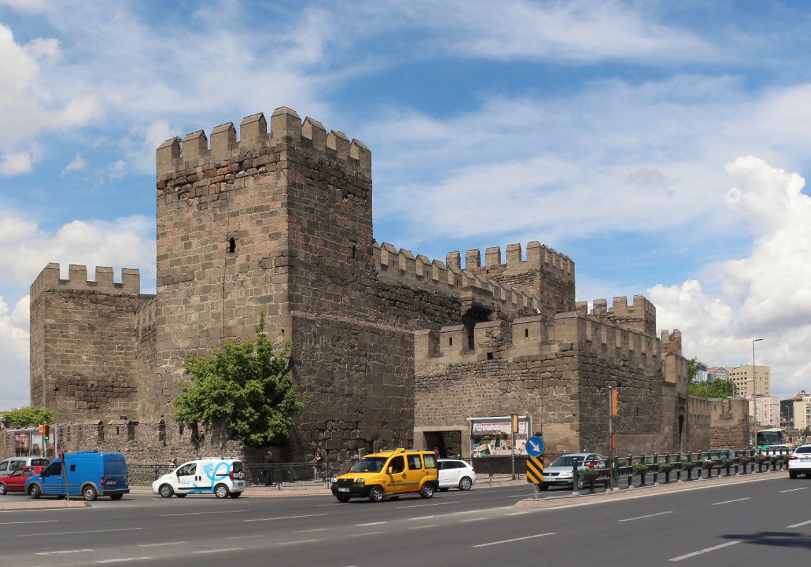 Kayseri Kalesi ve Tarihi Kent Meydani: Sehrin Kalbine Konforlu Yolculuk